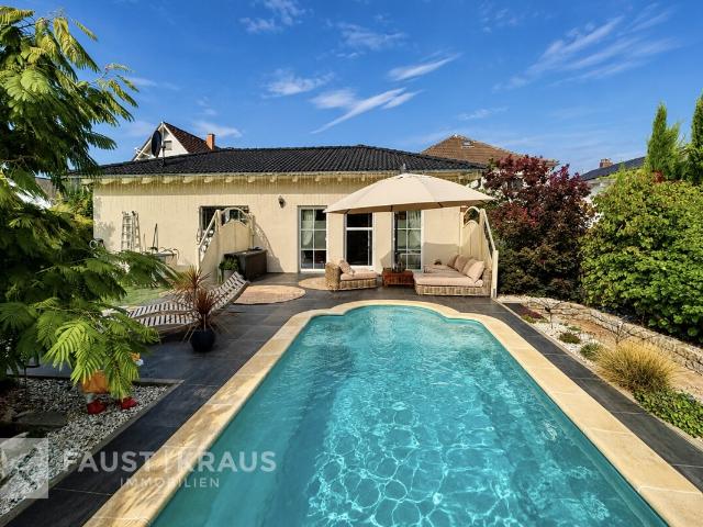 Moderner Landhausstil Bungalow mit parkähnlichem Garten, Pool und Grillplatz
