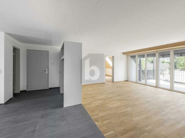 MODERNER, NACHHALTIGER NEUBAU IM GRÜNEN