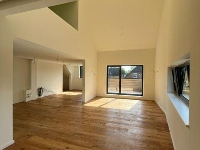 Moderner Neubau über zwei Ebenen im Erstbezug