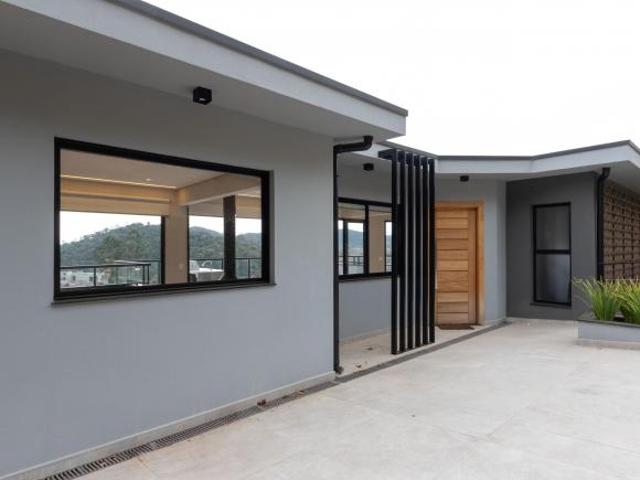 Modernidade, conforto e natureza: casa com 3 suítes e vista espetacular