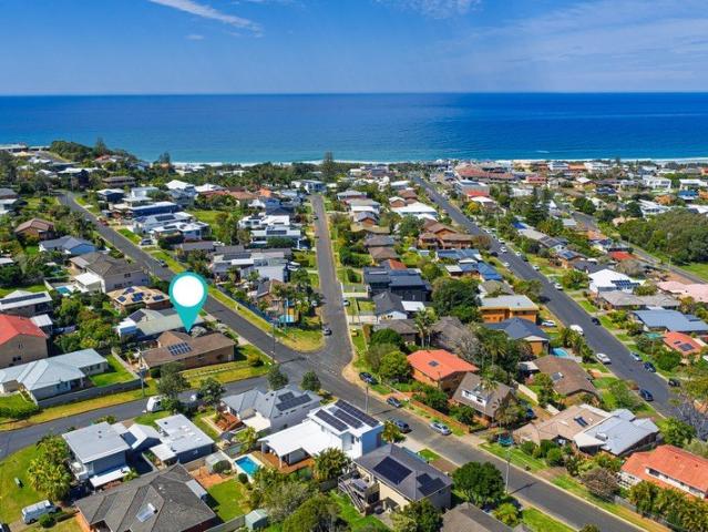 Modernised Five Bedroom Family Living in Lighthouse Beach