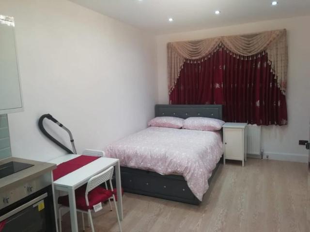 Modernised studio in Clayhall