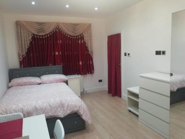 Modernised studio in Clayhall