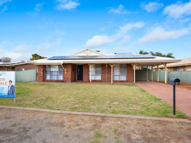 Modernised 3 Bedroom Home, With A Generous Amount Of Internal Living Space!