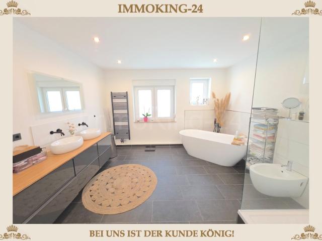 MODERNISIERTES EINFAMILIENHAUS + SONNENTERRASSE + 2 GARAGEN IN RUHIGER LAGE!