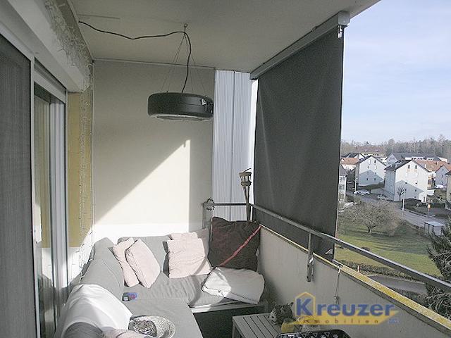 Modernisiert * Gepflegt * Kurzfristig beziehbar Tolle 4 Zimmerwohnung im 5. OG mit Aufzug !