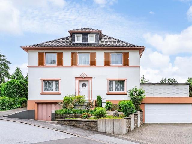 Modernisiert & voller Charakter: Stadtvilla mit exklusivem Garten und Pool