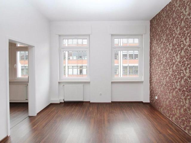 Modernisierte Altbauwohnung mit Küche und Tageslichtbad!