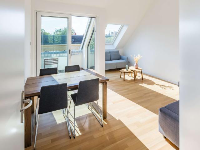 Modernisierte Dachgeschoss wohnung mit drei Terrassen im Reuterkiez
