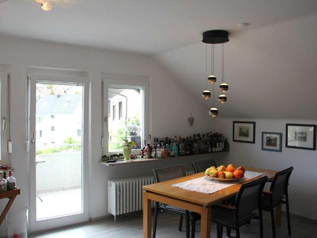 Modernisierte DG Wohnung mit Balkon
