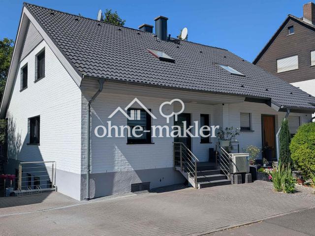 Modernisierte Doppelhaushälfte, Einliegerwohnung und Blick ins Grüne von privat