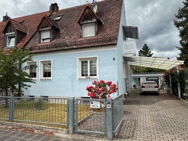 Modernisierte Doppelhaushälfte in Top Lage mit ausgebauter Garage