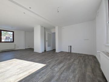 Modernisierte Doppelhaushälfte mit großem, idyllischem Grundstück