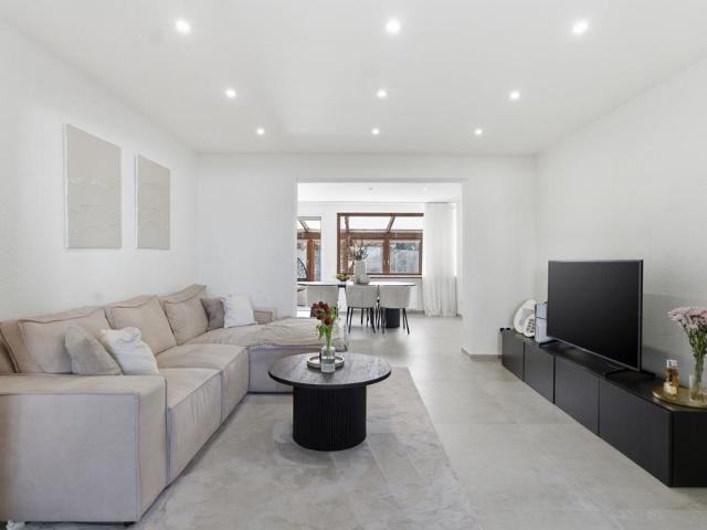 Modernisierte Doppelhaushälfte mit Wintergarten, Garage & Garten