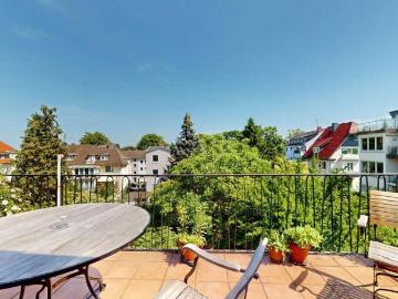 Modernisierte Drei Zimmer Altbauwohnung mit Stuck, Balkon und Blick ins Grüne