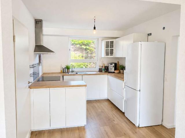 Modernisierte Eigentumswohnung mit großem Garten & Garage in Neubulach