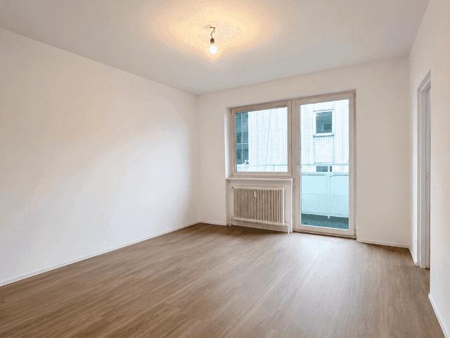 modernisierte Garconniere mit Balkon und Schlafnische