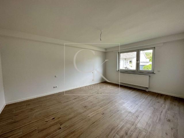 Modernisierte großzügige 4 Zimmer Wohnung mit Balkon & Gäste WC