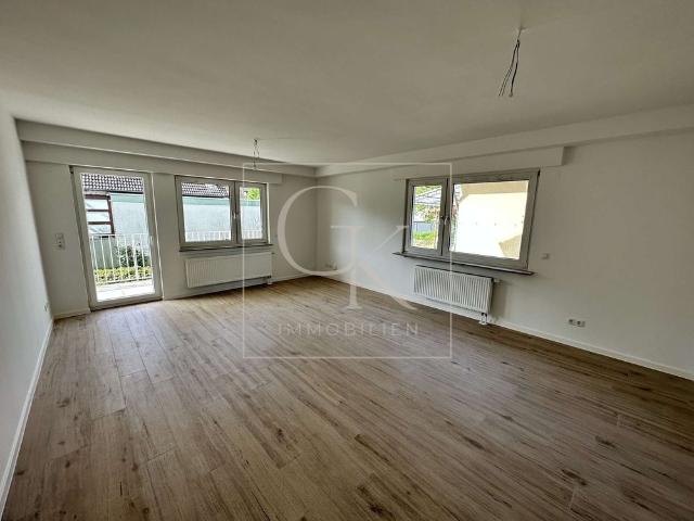 Modernisierte großzügige 4 Zimmer Wohnung mit Balkon & Gäste WC