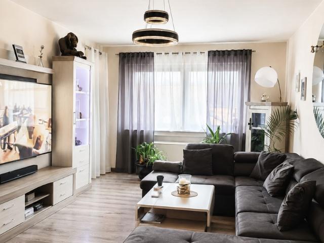 Modernisierte helle 2,5 Zimmer Wohnung mit Balkon
