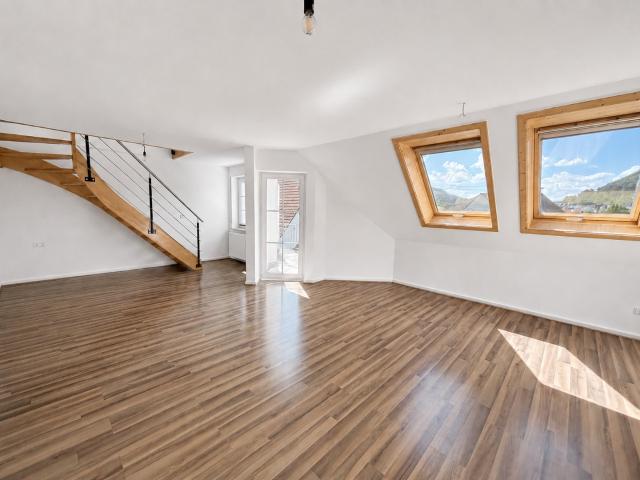 Modernisierte, helle 3 Zimmer DG Maisonette Wohnung mit EBK, Balkon, Stellplatz