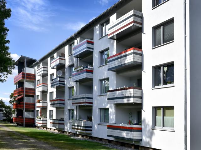 Modernisierte Wohnung in grüner Umgebung / 3.OG links