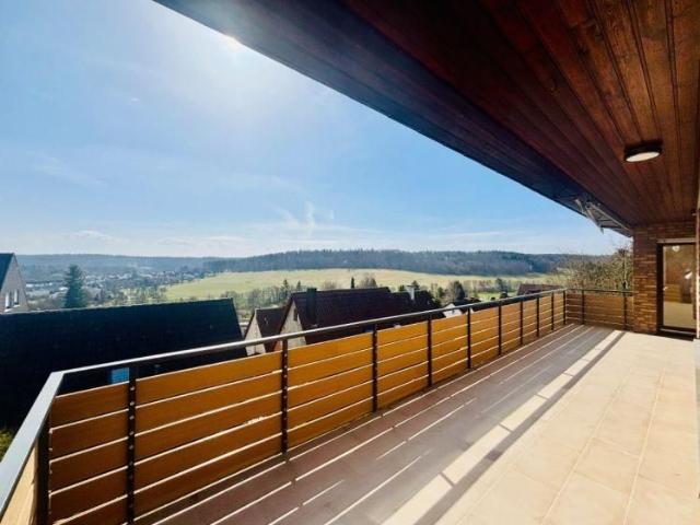 Modernisierte Wohnung mit Haus in Haus Charakter und traumhaftem Talblick