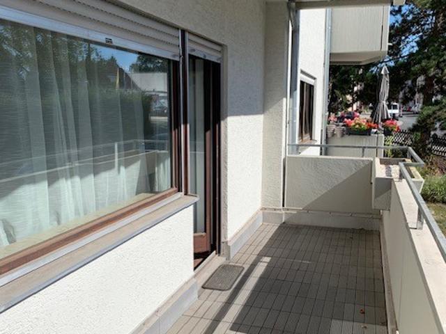 Modernisierte Wohnung mit zwei Balkonen.