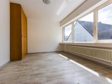 MODERNISIERTE 2,5 ZIM WOHNUNG MIT NEUER EINBAUKÜCHE, GEMEINSCHAFTSGARTEN, STELLPLATZ KEIN BALKON