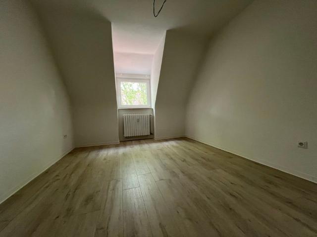 Modernisierte 2,5 Zimmer Dachgeschosswohnung – hell, gut geschnitten und mit Balkon