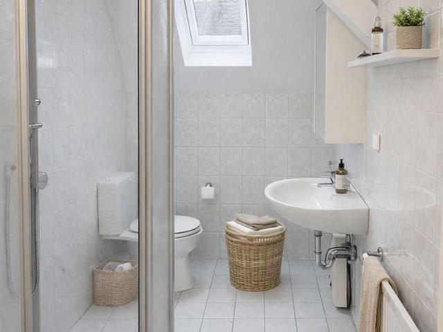 Modernisierte 2,5 Zimmer Wohnung im Dachgeschoss