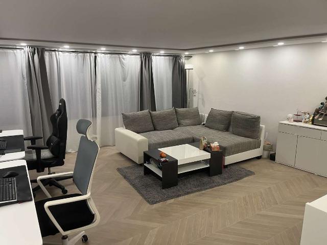 Modernisierte 2,5 Zimmer Wohnung mit Balkon und EBK in Bad