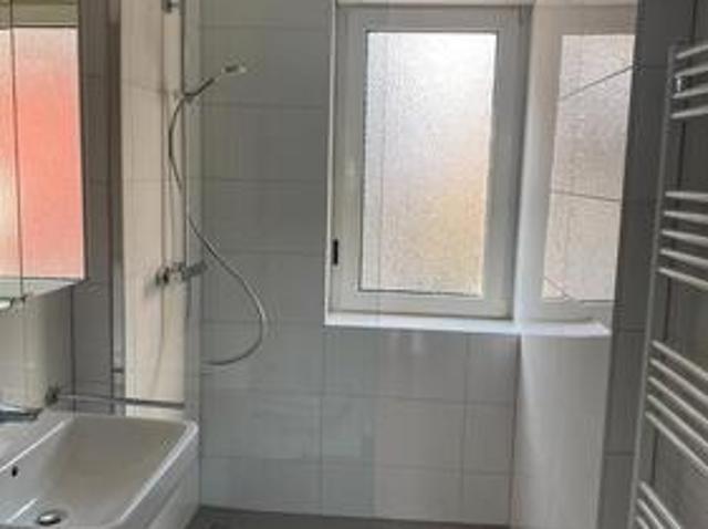 modernisierte 2,5 Raum Wohnung mit Küche nzeile u. Bad 48qm