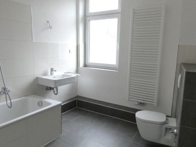 Modernisierte 2 Zi Wohnung mit geräumiger Küche und zusätzlichem Raum in der Mansarde