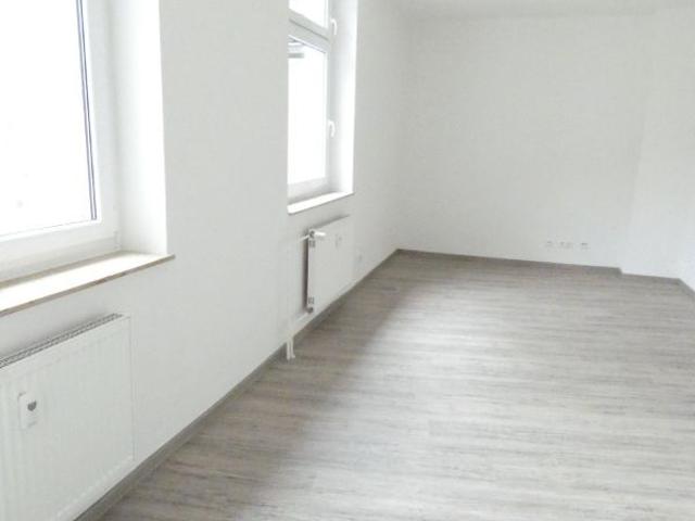 Modernisierte 2 Zi Wohnung mit geräumiger Küche und zusätzlichem Raum in der Mansarde
