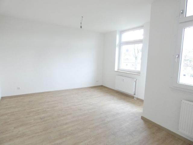 Modernisierte 2 Zi Wohnung mit Loggia und zusätzlichem Mansardenraum