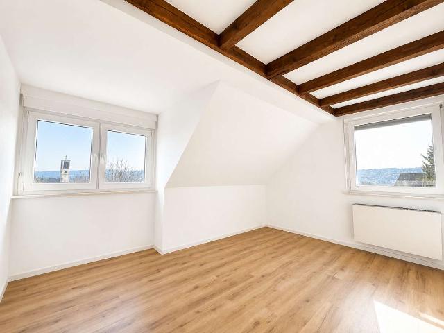 Modernisierte 2 Zimmer Dachgeschoss Wohnung mit Garten