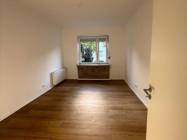 Modernisierte 2 Zimmer Whg mit Balkon & Einbauküche in Neustadt