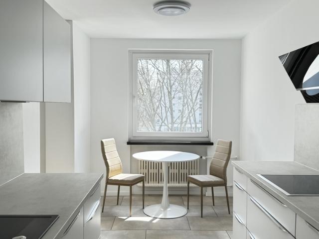 Modernisierte 2 Zimmer Wohnung mit Balkon, Einbauküche, voll möbliert mit Fahrstuhl in Düsseldorf