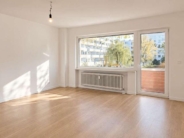 Modernisierte 2 Zimmer Wohnung mit Balkon, Einbauküche, Stellplatz & Aufzug