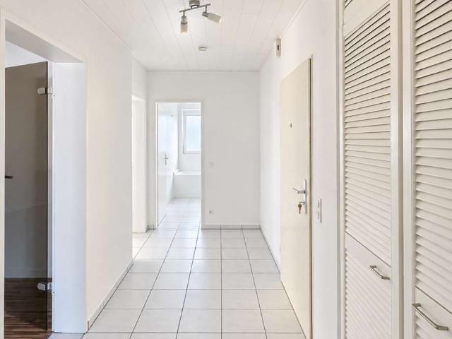 Modernisierte 2 Zimmer Wohnung mit Balkon & Stellplatz