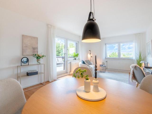 Modernisierte 2 Zimmer Wohnung mit großer Südwest Dachterrasse