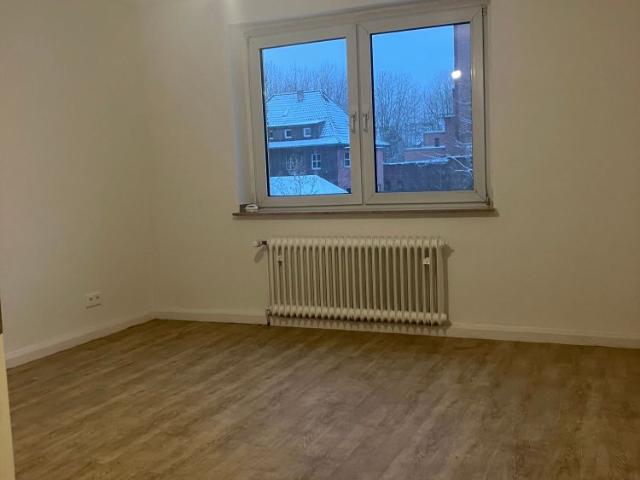 Modernisierte 2 Zimmerwohnung mit großem Balkon!