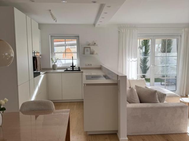 Modernisierte 3 Zimmer Wohnung auf zwei Ebenen mit Südgarten