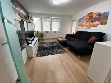 Modernisierte 3 Zimmer Wohnung im 1. OG inkl. 2 Garagen