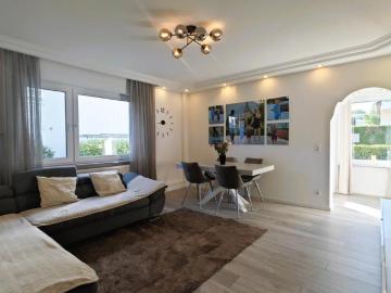 Modernisierte 3 Zimmer Wohnung mit Garten und Terrasse
