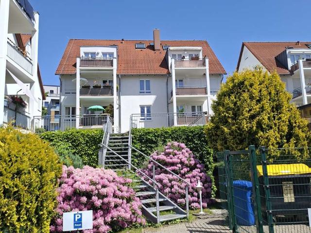 Modernisierte 3 Zimmer Wohnung mit gehobener Ausstattung, Terrasse und Stellplatz