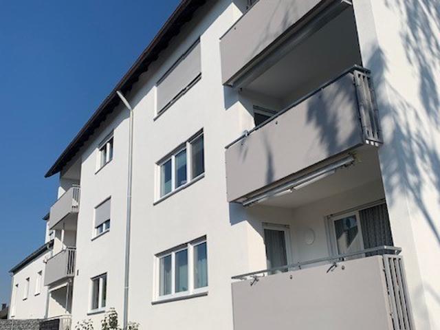 Modernisierte 3 Zimmer Wohnung mit sonniger Loggia und KFZ Stellplatz.