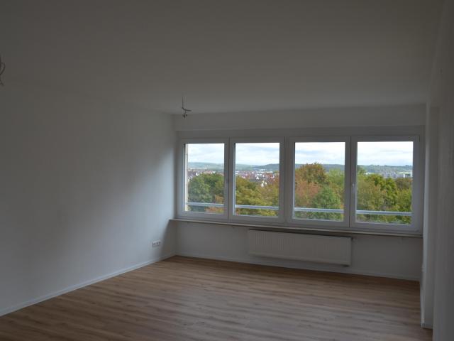 Modernisierte 3 Zimmer Wohnung mit verglaster Loggia, Aufzug und TG Stellplatz