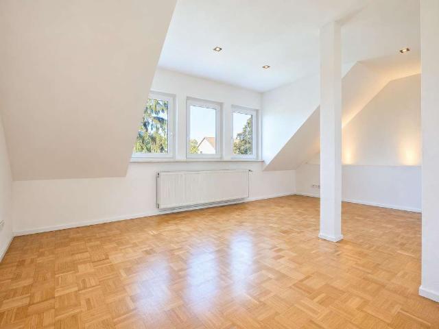 Modernisierte 4 Zimmer Dachgeschosswohnung mit neuer Einbauküche in Frankfurt Oberrad